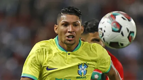 Rony, atacante do Palmeiras, jogando pela Seleção Brasileira
