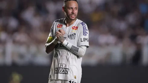 Neymar Jr. jogador do Santos lamenta durante partida contra o Botafogo-SP no estádio Vila Belmiro pelo campeonato Paulista 2025. Foto: Ettore Chiereguini/AGIF