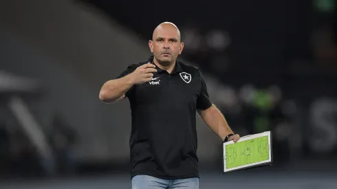 Carlos Leiria técnico do Botafogo durante partida contra o Portuguesa Rio no estádio Engenhão pelo campeonato Carioca 2025. Foto: Thiago Ribeiro/AGIF
