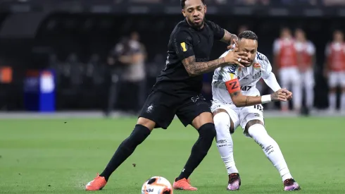 SP – SAO PAULO – 12/02/2025 – PAULISTA 2025, CORINTHIANS X SANTOS – Jose Martinez jogador do Corinthians disputa lance com Neymar Jr. jogador do Santos durante partida no estadio Arena Corinthians pelo campeonato Paulista 2025. Foto: Marcello Zambrana/AGIF