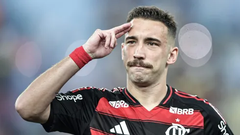 Léo Ortiz jogador do Flamengo comemora seu gol durante partida contra o Botafogo no estádio Maracanã pelo campeonato Carioca 2025. Foto: Thiago Ribeiro/AGIF