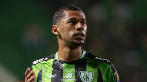 Fabinho entra na mira do Vasco