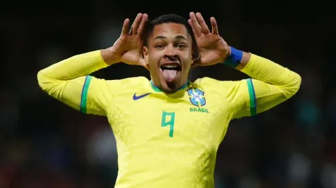 Vitor Roque, atacante do Barcelona, comemorando gol pela Seleção Brasileira