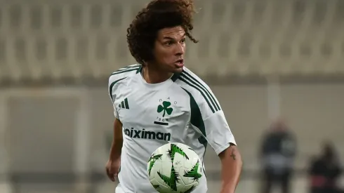 Volante já atuou no Flamengo – Foto: Milos Bicanski/Getty Images.