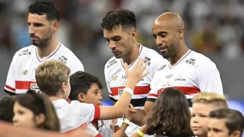 Lucas Moura jogador do São Paulo durante execução do hino nacional antes da partida contra o Velo Clube no estádio Mane Garrincha pelo campeonato Paulista 2025. Foto: Mateus Bonomi/AGIF