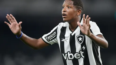 RJ – RIO DE JANEIRO – 26/01/2025 – CARIOCA 2025, BOTAFOGO X BANGU – Yarlen jogador do Botafogo durante partida contra o Bangu no estadio Engenhao pelo campeonato Carioca 2025. Foto: Thiago Ribeiro/AGIF