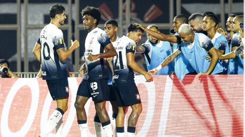 Bidu jogador do Corinthians comemora seu gol durante partida contra o Portuguesa no estadio Pacaembu pelo campeonato Paulista 2025. Foto: Marco Miatelo/AGIF