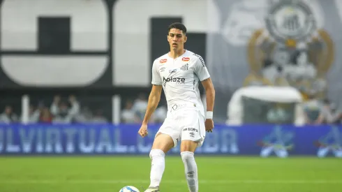 Jair Cunha jogador do Santos durante partida contra o América-MG no estádio Vila Belmiro pelo campeonato Brasileiro B 2024. Foto: Reinaldo Campos/AGIF