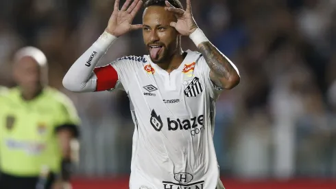 SANTOS, BRAZIL – FEBRUARY 16: Neymar of Santos celebrates after scoring the team´s first goal during a match between Santos and Agua Santa as part of Campeonato Paulista 2025 at Urbano Caldeira Stadium (Vila Belmiro) on February 16, 2025 in Santos, Brazil. (Photo by Miguel Schincariol/Getty Images)