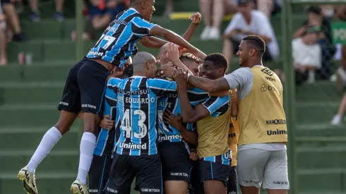 Monsalve jogador do Grêmio comemora seu gol com jogadores do seu time durante partida contra o Ypiranga no estádio Colosso da Lagoa pelo campeonato Gaúcho 2025. Foto: Liamara Polli/AGIF