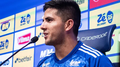 Gamarra foi apresentado – Foto: Gustavo Aleixo/Cruzeiro.
Foto: Gustavo Aleixo/Cruzeiro
IMPORTANTE: Imagem destinada a uso institucional e divulgação, seu uso comercial está vetado incondicionalmente por seu autor e o Cruzeiro Esporte Clube.
IMPORTANT: image intended for institutional use and distribution. Commercial use is prohibited unconditionally by its author and Cruzeiro Esporte Clube.