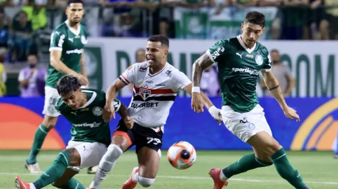 SP – SAO PAULO – 16/02/2025 – PAULISTA 2025, PALMEIRAS X SAO PAULO – Facundo Torres jogador do Palmeiras disputa lance com Alisson jogador do Sao Paulo durante partida no estadio Arena Allianz Parque pelo campeonato Paulista 2025. Foto: Marcello Zambrana/AGIF