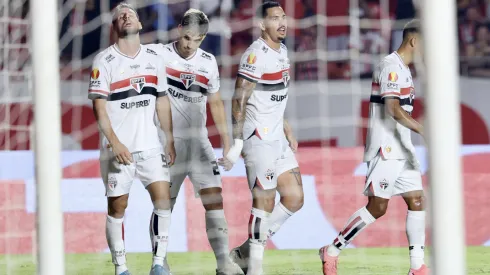 Calleri jogador do São Paulo comemora seu gol com jogadores do seu time durante partida contra o Ponte Preta no estádio Morumbi pelo campeonato Paulista 2025. Foto: Marcello Zambrana/AGIF