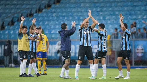 Jogadores do Grêmio comemoram vitória ao final da partida contra o Pelotas no estádio Arena do Grêmio pelo campeonato Gaúcho 2025. Foto: Maxi Franzoi/AGIF