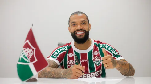 Otávio com a camisa do Fluminense – Foto: Site oficial do Fluminense