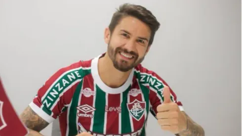 Everaldo assinando contrato com o Fluminense (Foto: Marcelo Gonçalves/FFC)