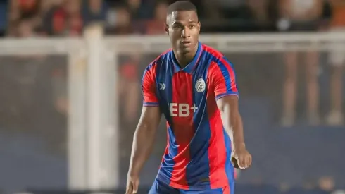 Jhohan Romaña em ação pelo San Lorenzo – Foto: Twitter/San Lorenzo