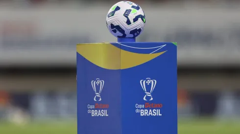 A bola do jogo vista antes da partida entre Águia de Marabá e Fluminense no estádio Mangueirão pelo campeonato Copa Do Brasil 2025. Foto: Fernando Torres/AGIF