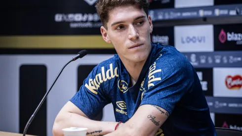 Rollheiser em entrevista coletiva na apresentação ao Santos – Fotos: Raul Baretta/ Santos FC.