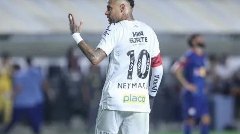 SP – SANTOS – 02/03/2025 – PAULISTA 2025, SANTOS X BRAGANTINO – Neymar jogador do Santos durante partida contra o Bragantino no estadio Vila Belmiro pelo campeonato Paulista 2025. Foto: Reinaldo Campos/AGIF