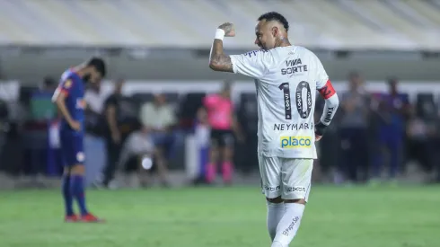 Neymar, jogador do Santos durante partida contra o Bragantino no estadio Vila Belmiro pelo campeonato Paulista 2025. Foto: Reinaldo Campos/AGIF
