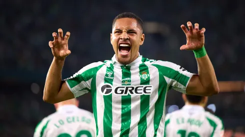 Vitor Roque comemorando gol pelo Betis. É a mais nova contratação do Palmeiras para 2025 
