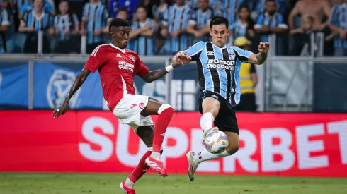 ravena jogador do Grêmio disputa lance com Vitão jogador do Internacional durante partida no estádio Arena do Grêmio pelo campeonato Gaúcho 2025. Foto: Maxi Franzoi/AGIF