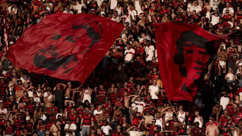 Torcida com bandeira do Gabigol e Zico. Foto: Jorge Rodrigues/AGIF