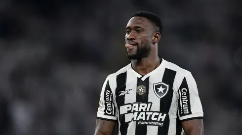 Bastos, do Botafogo, em jogo contra o Corinthians no Engenhão pelo Brasileirão 2024. Foto: Thiago Ribeiro/AGIF