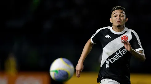 Adson, jogador do Vasco, em ação durante o jogo contra o Bragantino no estádio São Januário pelo Campeonato Brasileiro A 2024. Foto: Thiago Ribeiro/AGIF
