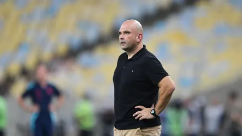 Carlos Leiria, técnico do Botafogo, durante o jogo contra o Flamengo no Maracanã, pelo Campeonato Carioca 2025. Foto: Thiago Ribeiro/AGIF