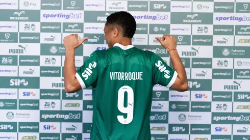 Vitor Roque durante sua apresentação oficial como jogador do Palmeiras em coletiva de imprensa realizada no CT Academia de Futebol. Foto: Ettore Chiereguini/AGIF