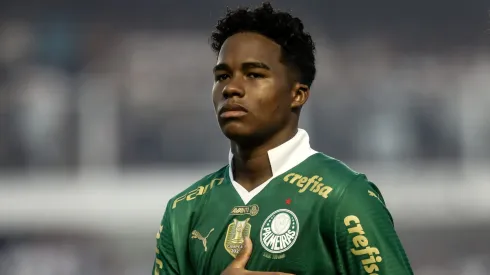 Endrick, ex-jogador do Palmeiras, durante execucao do hino nacional antes da partida contra o Santos no estadio Vila Belmiro pelo campeonato Paulista 2024. Foto: Reinaldo Campos/AGIF
