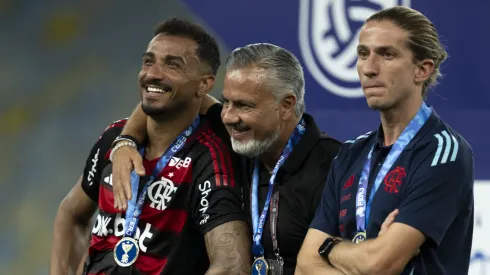 Danilo, José Boto e Filipe Luís comemorando a Taça Guanabara no Flamengo – Foto: Jorge Rodrigues/AGIF