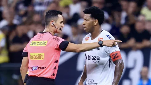 Gil conversa com o juiz do clássico