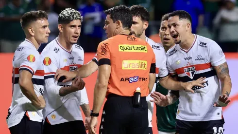 Time do São Paulo em campo reclamando da arbitragem