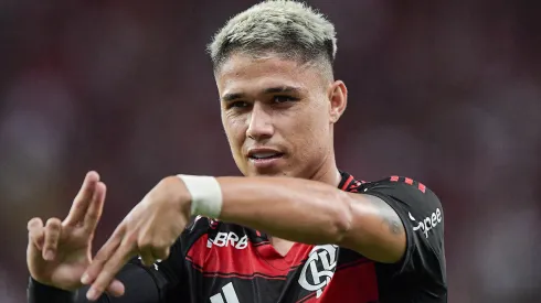 Luiz Araújo comemorando pelo Flamengo no Clássico dos Milhões – Foto: Thiago Ribeiro/AGIF