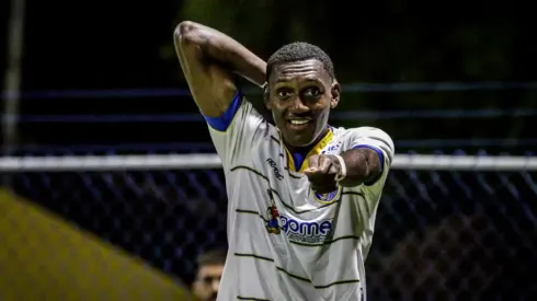 Max comemora um dos seus gols com a camisa do Sampaio Corrêa-RJ. Foto: Jhonathan Jeferson/Sampaio Corrêa.