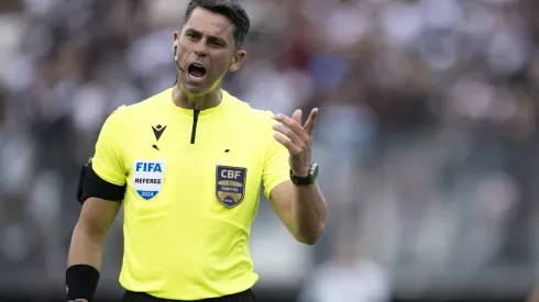 RJ – RIO DE JANEIRO – 14/04/2024 – BRASILEIRO A 2024, VASCO X GREMIO – O arbitro Flavio Rodrigo de Souza durante partida entre Vasco e Gremio no estadio Sao Januario pelo campeonato Brasileiro A 2024. Foto: Jorge Rodrigues/AGIF