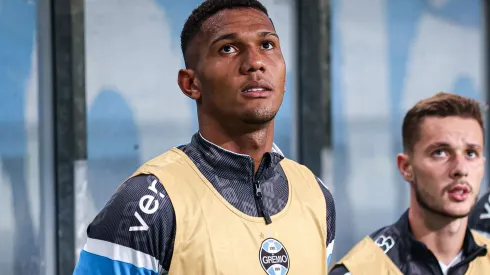 Adriel na reserva durante partida entre Grêmio e ABC, pela Copa do Brasil 2023.
