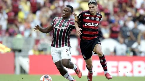 Jhon Arias disputando a bola com Ayrton Lucas durante confronto entre Flamengo x Fluminense – Foto: Alexandre Loureiro/AGIF