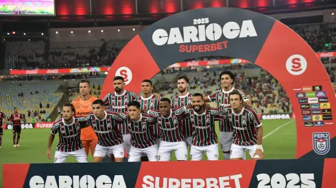 Jogadores do Fluminense posam para foto antes na partida contra Flamengo no estádio Maracanã pelo campeonato Carioca 2025. Foto: Thiago Ribeiro/AGIF