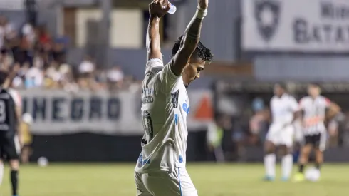 Matias Arezo jogador do Grêmio comemora seu gol durante partida contra o Athletic Club no estádio Joaquim Portugal pelo campeonato Copa Do Brasil 2025. Foto: Lucas Gabriel Cardoso/AGIF