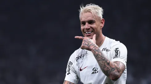 Roger Guedes, ex-jogador do Corinthians comemora seu gol durante partida contra o Atlético-MG na Neo Química Arena pelo campeonato Copa do Brasil 2023. Foto: Ettore Chiereguini/AGIF