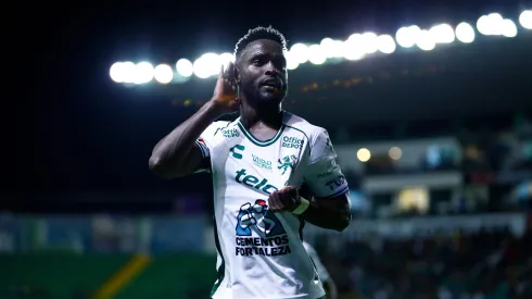 LEON, MEXICO – OCTOBER 5: John Mendoza of Leon celebrates after scoring his team's opening goal during the 11th round match between Leon and America as part of the Torneo Apertura 2024 Liga MX at Leon Stadium on October 5, 2024 in Leon, Mexico. (Photo by Leopoldo Smith/Getty Images)
