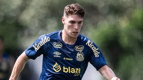 Rollheiser trena no CT Rei Pelé