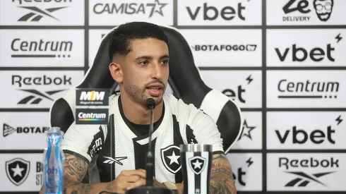 Santiago Rodríguez foi apresentado pelo Botafogo. Foto: Vitor Silva/Botafogo