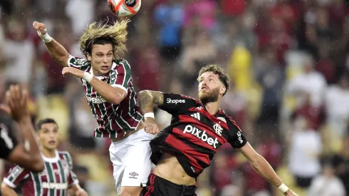 Canobbio jogador do Fluminense disputa lance com Leo Pereira jogador do Flamengo durante partida no estádio Maracanã pelo campeonato Carioca 2025. Foto: Alexandre Loureiro/AGIF