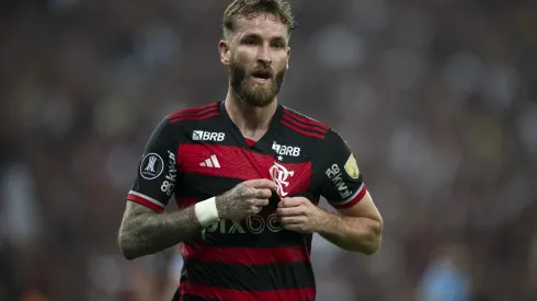 Léo Pereira jogador do Flamengo disputa lance com jogador do Bolivar durante partida no estádio Maracanã pelo campeonato Copa Libertadores 2024. Foto: Jorge Rodrigues/AGIF
