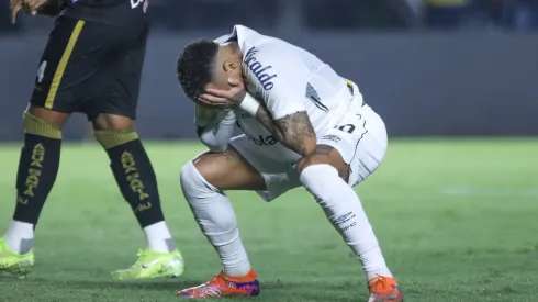Neymar Jr. jogador do Santos lamenta durante partida contra o Agua Santa no estádio Vila Belmiro pelo campeonato Paulista 2025. Foto: Reinaldo Campos/AGIF